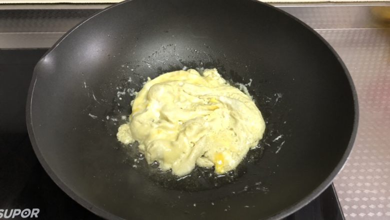牛奶滑蛋,鸡蛋凝固,慢慢翻炒