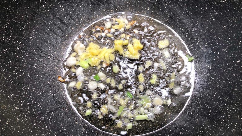 茄汁金针菇肥牛,热锅放入适量油,烧至7成热,放入姜末和葱白爆出香味。