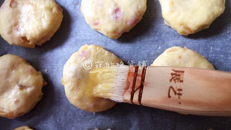 培根干酪咸口司康,最后在表面刷一层全蛋液,烤箱预热后,180度,15分钟左右(具体时间、温度请根据自家烤箱灵活设定。)