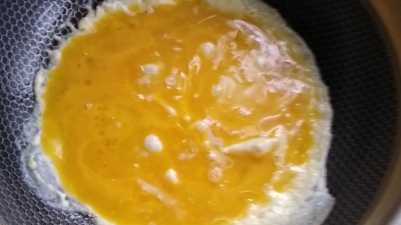 鸡蛋炒西红柿,倒少量食用油,将油烧轻微翻滚。,倒入鸡蛋液。全部凝固后即可捣碎,盛出备用。记住,要用大火。