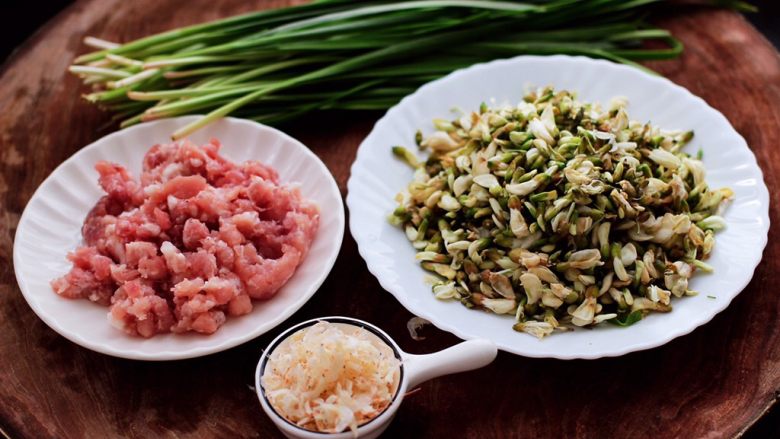 槐花韭菜翠玉饺子,备齐所有的食材，槐花提前浸泡后，冲洗干净备用。