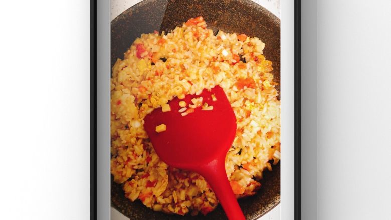 蔬菜鲜虾炒饭,搅拌好的蔬菜鲜虾米饭一起倒入锅中翻炒8分钟,记得快速翻炒以免粘锅!油用宝宝核桃油即可!