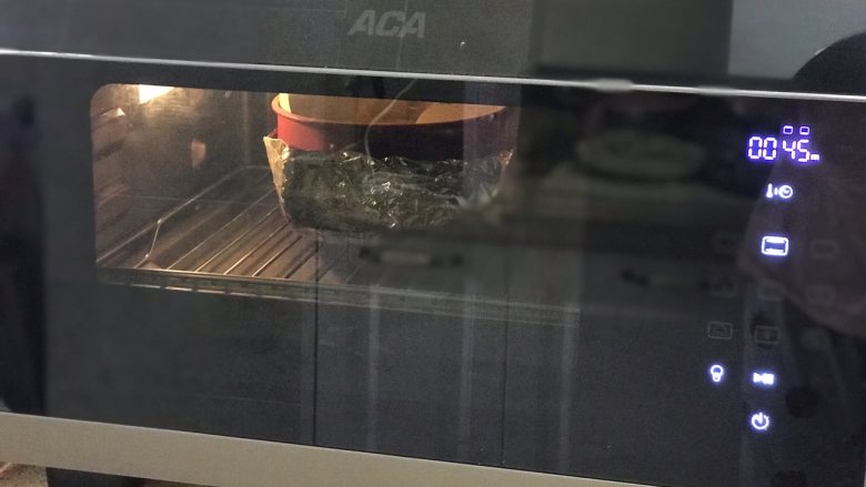 日式舒芙蕾芝士蛋糕,烤箱提前预热10分钟,165度上下火中下层水浴法烤20分钟然后转155度烤25分钟,烤好后再焖20分钟。