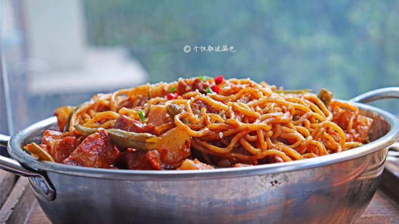 五花肉豆角焖面,绝对的懒人福音!一锅出,有菜有肉有主食,超方便~