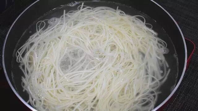 鸟巢蛋面,锅中加水,烧开,放入面条煮