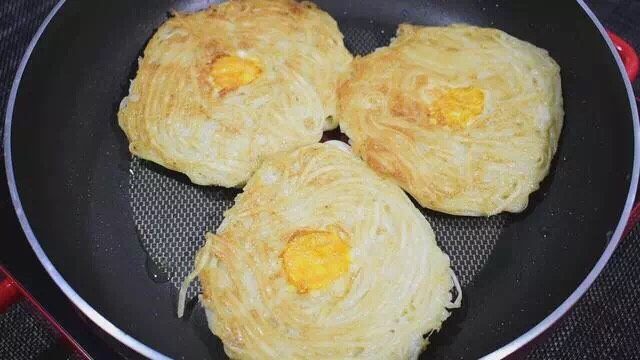 鸟巢蛋面,焖好开盖,把面条翻一面煎,煎至两面金黄。