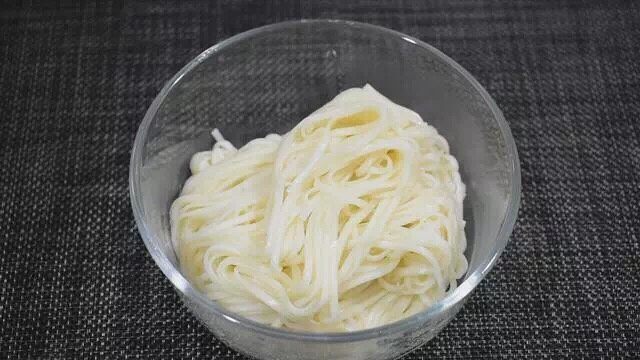 鸟巢蛋面,捞出沥干水份,装入碗中备用。