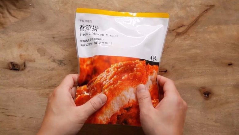泰式椒麻鸡饭,将鸡排照包装上面建议的时间放入微波炉微波，或是用平底锅倒些许油煎热。