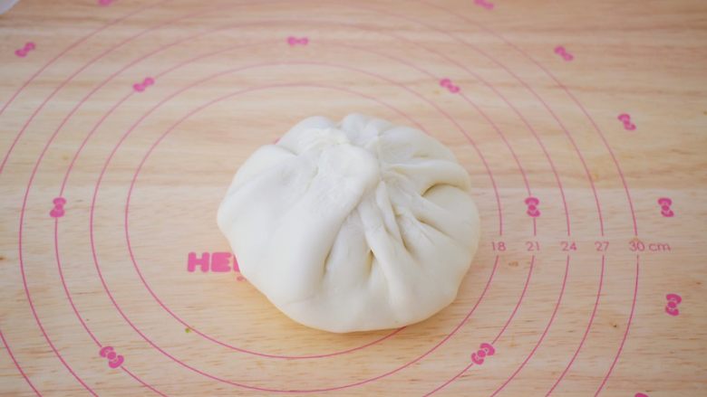 芝士榴莲饼,像包包子一样包起来收口,收口处如果有多余的面团可以捏掉一些,这样烤出来皮才不会厚