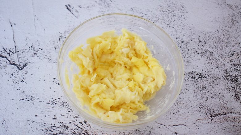 芝士榴莲饼,面团醒发的时候先把榴莲去核取果肉100克,用勺子压成泥备用