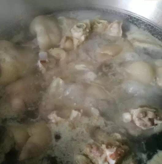 黄豆焖猪蹄,把猪蹄凉水下入锅中,大火烧开锅煮出血沫,然后捞出控干水分备用
