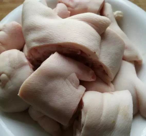 黄豆焖猪蹄,先把猪蹄洗净然后剁成大小均匀的块,如图所示