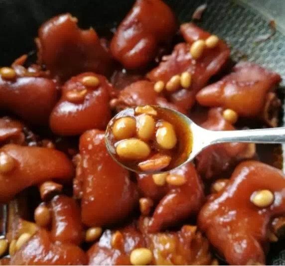 黄豆焖猪蹄,汤汁收的差不多了,就可以关火出锅了