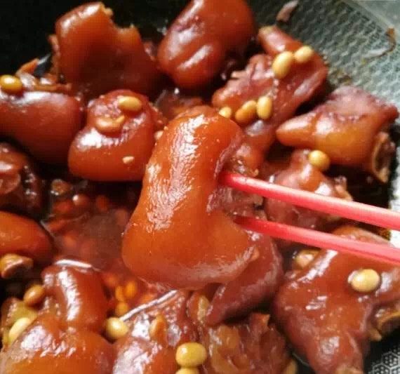 黄豆焖猪蹄,好吃的肉菜,不是靠投机取巧来的,一定要细火慢炖。