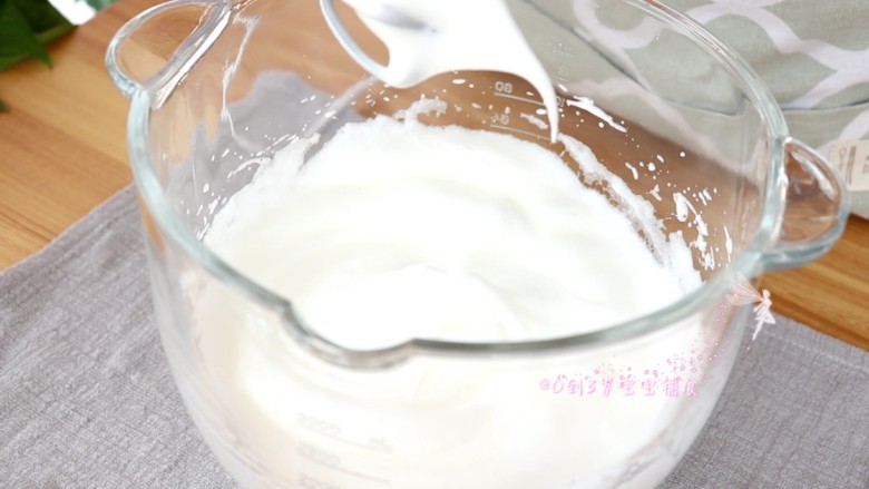 香葱肉松蛋糕卷,打至可以拉出不倒的弯钩,如图所示
