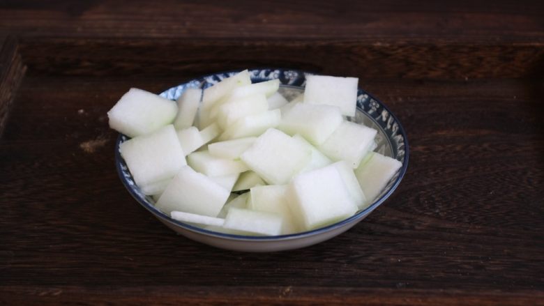 鸡肉丸子冬瓜汤,把冬瓜切成片。