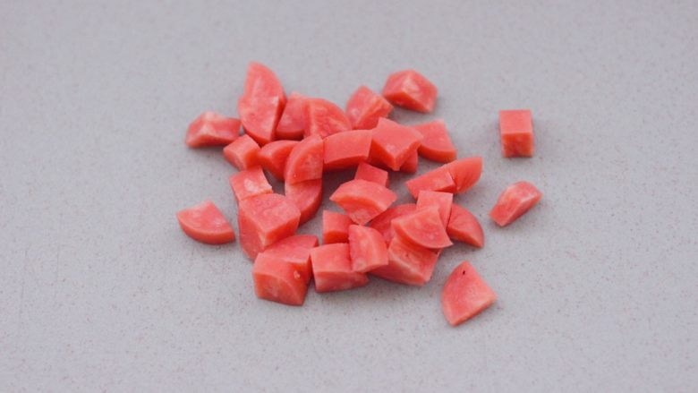 田园时蔬吐司披萨,<a style='color:red;display:inline-block;' href='/shicai/ 437'>火腿肠</a>剥去外皮后,用刀切成小丁。