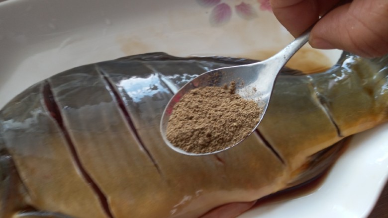 家常蒜香香辣烤鱼,一勺胡椒粉,一勺盐抹匀