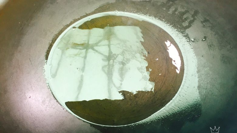 红烧豆腐,锅里倒入食用油,要煎豆腐块,所以油可以多放点