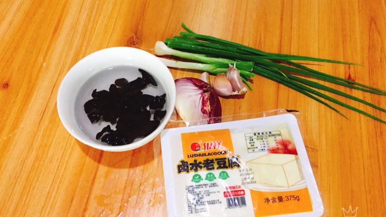 红烧豆腐,食材准备,先将木耳提前泡发