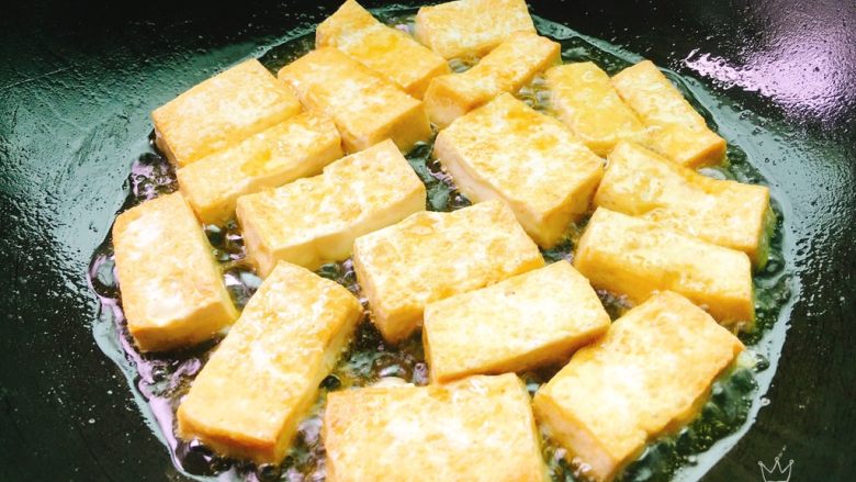 红烧豆腐,煎至金黄即可,