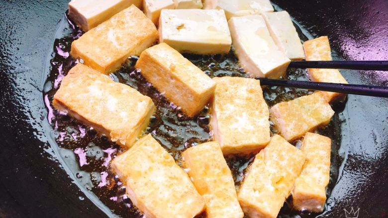 红烧豆腐,小火煎至,小心用筷子翻面