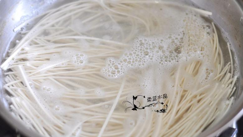 XO酱芝士干捞面,锅里水烧开后放入空心挂面煮6分钟。这个面采用活性酵母发酵工艺,空心面身,易入味,更好吃,耐久煮,而且不糊汤,所以放心煮吧。