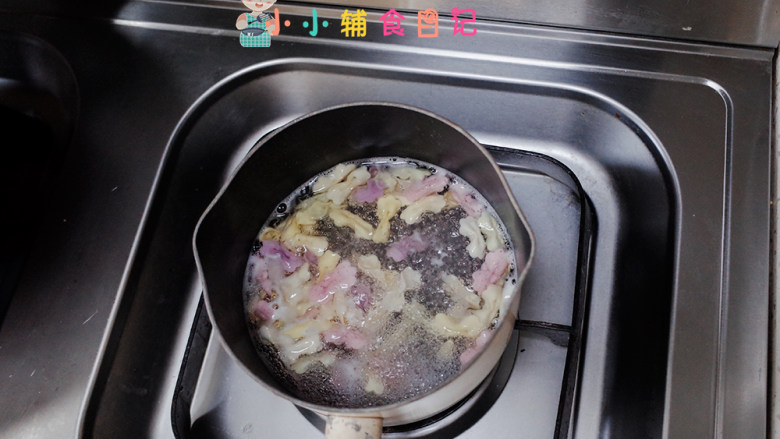 10个月以上辅食肉松青菜饼,冷水加入蝴蝶面煮一下,用普通的婴儿的长面都可以,时间自己把握一下,因为每一个面条他煮的时间是不一样的,大概煮到八九成熟时稍微有一点点硬的时候就可以了。