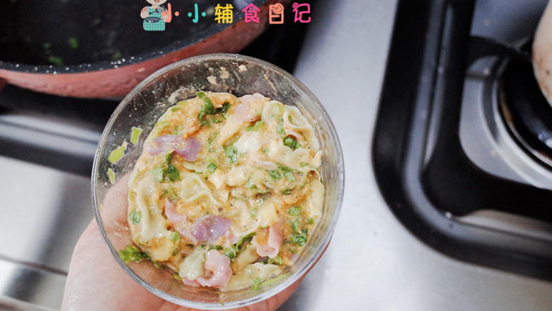 10个月以上辅食肉松青菜饼,一定要控干水分,然后拌到刚才我们混合好的蔬菜蛋液里。
