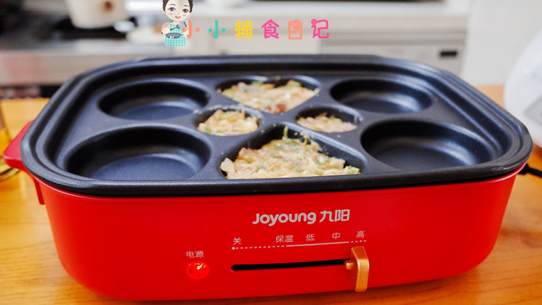 10个月以上辅食肉松青菜饼,火力调到最大。因为这个锅我们前面是冷锅放进去了,所以调到最大,如果中间已经加热的有点凝固了,你们可以调到中火的位置。