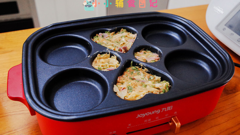 10个月以上辅食肉松青菜饼,观察一下他的表面一定要凝固好了,不然翻面很容易变形。如果没有这样形状的锅 可以用平底锅直接煎圆饼也一样的,或者你用一个煎蛋的心形模具来做