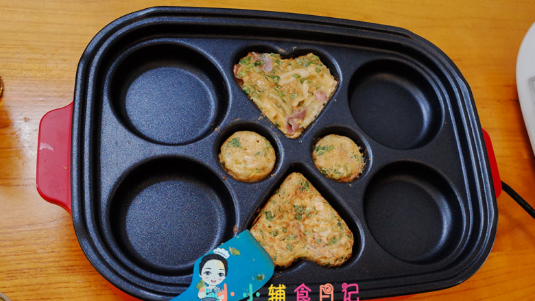 10个月以上辅食肉松青菜饼,翻过来继续煎,煎到全部熟透为止。