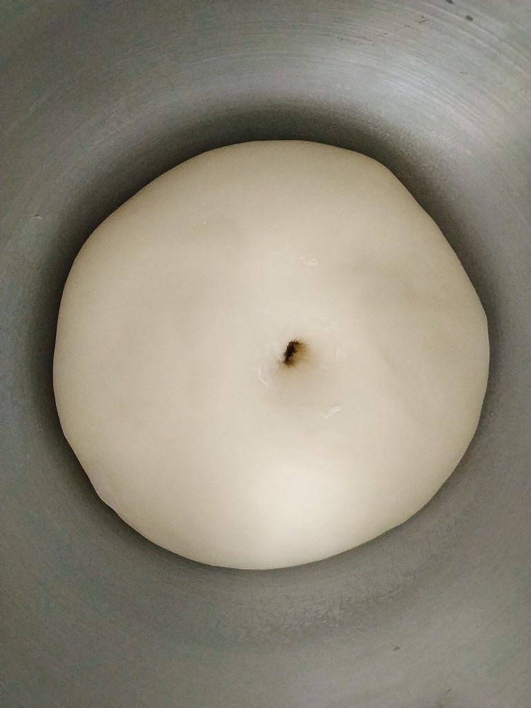 椰蓉心形面包,团购发酵到之前的两倍到两倍半大时,用手指蘸高筋面粉在面团中间戳一个空洞,空洞不回缩,不塌陷就是发酵好了;