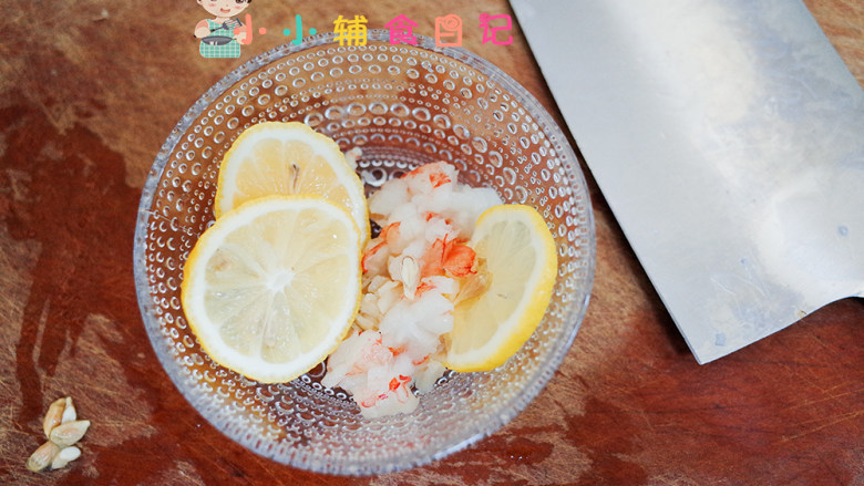 12个月以上辅食虾仁杂粮米饭饼,泡发好的<a style='color:red;display:inline-block;' href='/shicai/ 195'>干贝</a>跟<a style='color:red;display:inline-block;' href='/shicai/ 287'>虾仁</a>用柠檬腌渍15-30分钟。<a style='color:red;display:inline-block;' href='/shicai/ 287'>虾仁</a>一定要去掉虾线，然后切碎