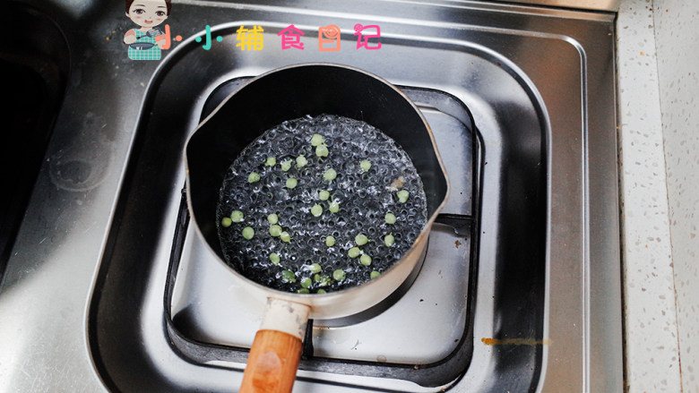 12个月以上辅食虾仁杂粮米饭饼,这个是<a style='color:red;display:inline-block;' href='/shicai/ 7073'>甜豆</a>自己剥的更好,水里煮一煮