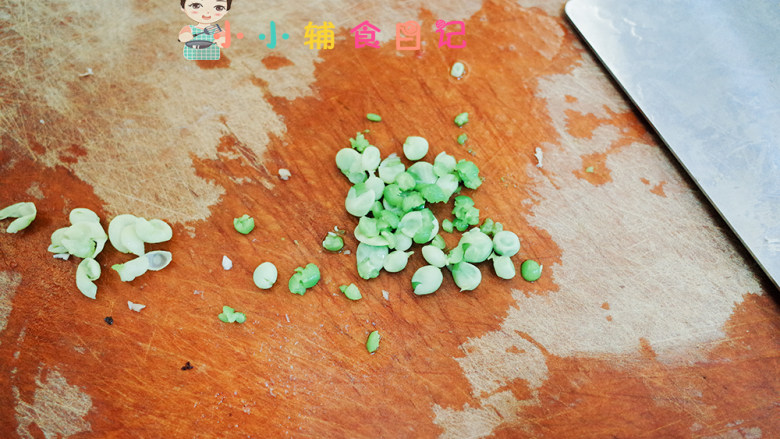 12个月以上辅食虾仁杂粮米饭饼,用刀碾压一下然后去皮更方便哦