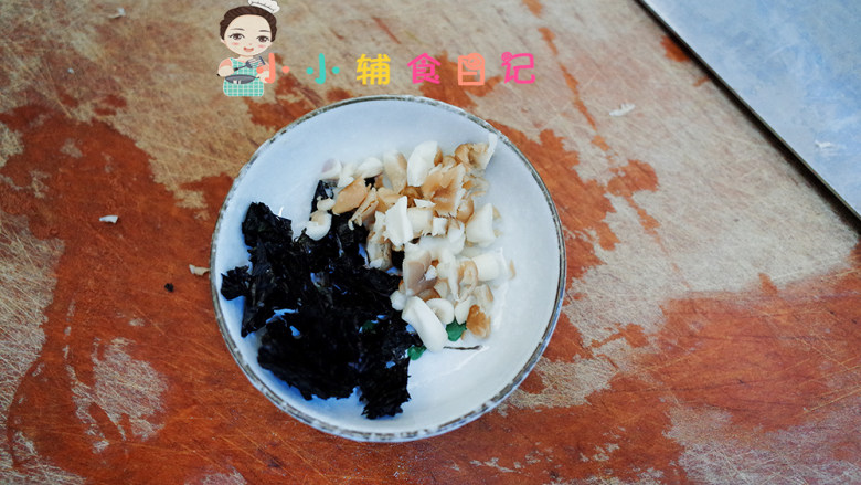 12个月以上辅食虾仁杂粮米饭饼,<a style='color:red;display:inline-block;' href='/shicai/ 2914'>蘑菇</a>切末备用，<a style='color:red;display:inline-block;' href='/shicai/ 273'>紫菜</a>剪碎备用，<a style='color:red;display:inline-block;' href='/shicai/ 273'>紫菜</a>要选头水免洗<a style='color:red;display:inline-block;' href='/shicai/ 273'>紫菜</a>