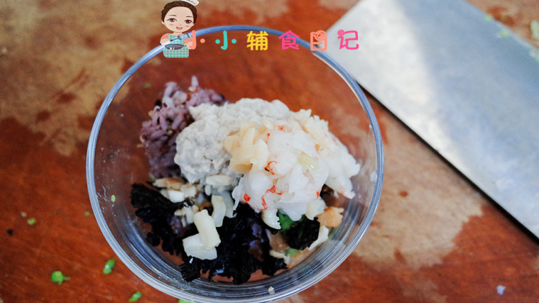 12个月以上辅食虾仁杂粮米饭饼,将做好的<a style='color:red;display:inline-block;' href='/shicai/ 8013'>杂粮饭</a>、紫菜、虾仁、甜豆、蘑菇、肉泥放入碗里,肉泥就是熟的肉跟水一比一打的泥,以前教过做法的