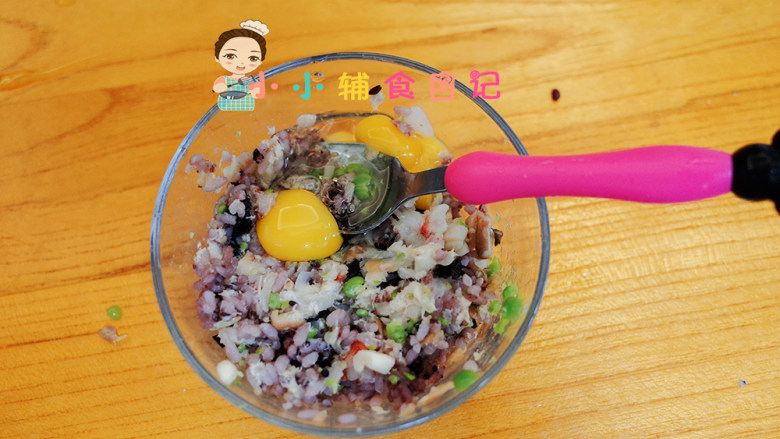 12个月以上辅食虾仁杂粮米饭饼,加入3个<a style='color:red;display:inline-block;' href='/shicai/ 12'>鹌鹑蛋</a>,你也可以用鸡蛋替代