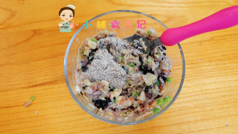 12个月以上辅食虾仁杂粮米饭饼,加入黑麦粉,也可以用面粉替代混合均匀备用
