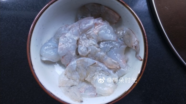 虾仁蒸蛋,虾仁去掉虾线虾肠，加一点点料酒，几滴柠檬汁去腥