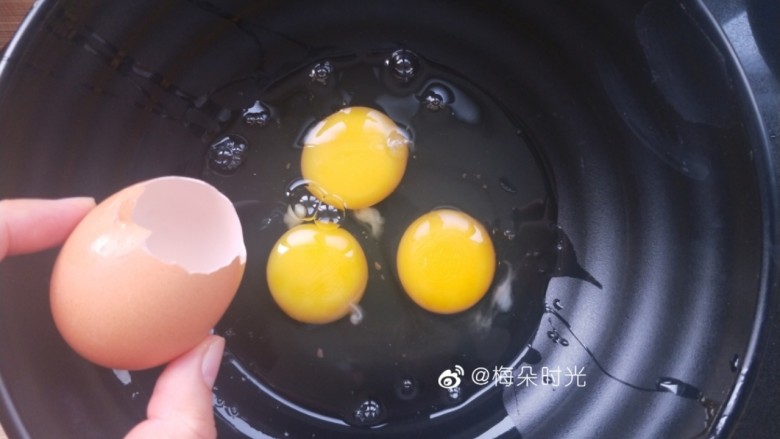 虾仁蒸蛋,鸡蛋打入碗中，有一个鸡蛋壳保留的稍微完整些，用来当量具