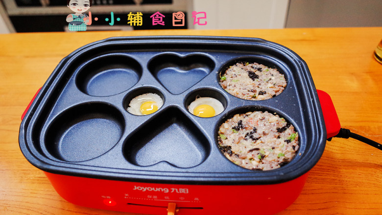 12个月以上辅食虾仁杂粮米饭饼, 打入两个鹌鹑蛋两面煎熟