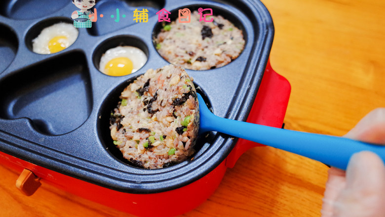 12个月以上辅食虾仁杂粮米饭饼,米饼有点定型就可以翻面了,两面都熟了凝固了就可以装盘了,倒一杯牛奶就可以当早餐拉