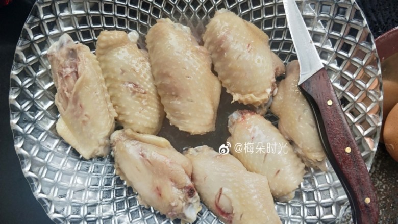 可乐鸡翅,捞出后用尖锐的工具在每个鸡翅的正反面都扎一些洞,方便入味。也可以在表面划三道,可是这样会破坏整体形状的美观,所以我通常扎小洞。