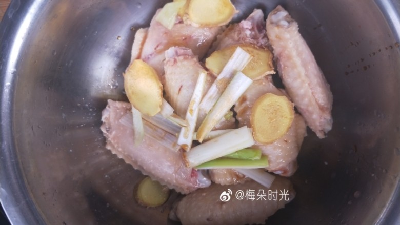 可乐鸡翅,然后放小盆里，加葱段，姜片，料酒，一点盐，少量生抽，盖保鲜膜腌制半小时。