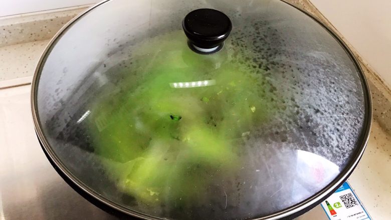 蒜薹酱油肉,盖上锅盖,转中小火焖煮2.3分钟