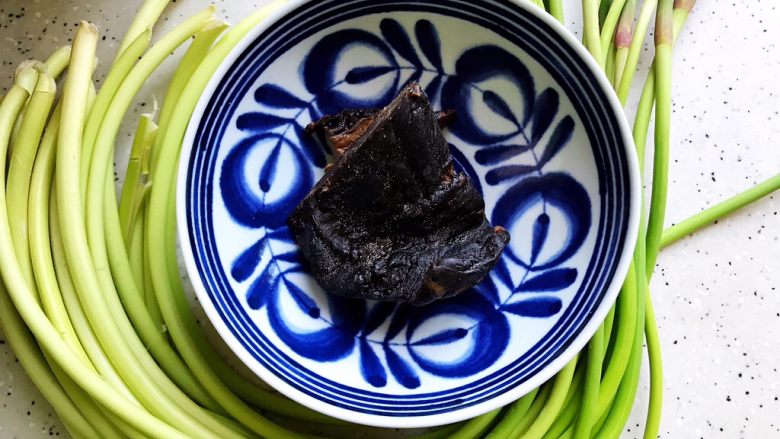 蒜薹酱油肉,首先我们准备好所有食材