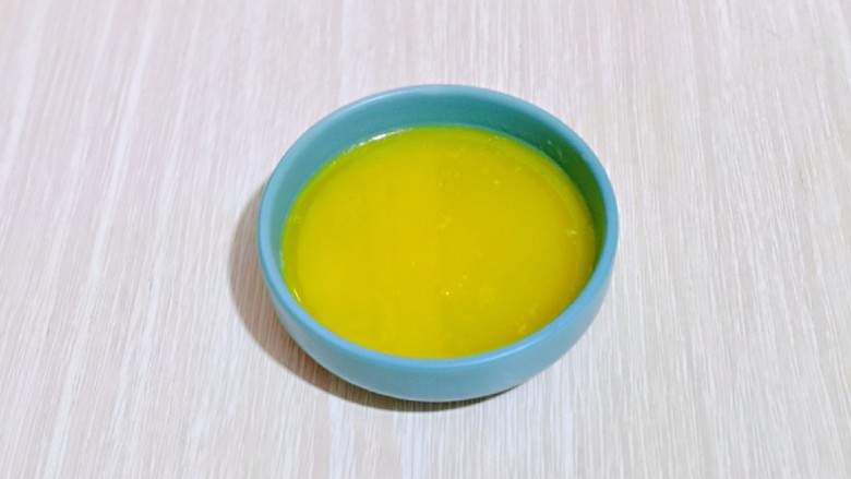 蒜香全麦吐司条,<a style='color:red;display:inline-block;' href='/shicai/ 887'>黄油</a>隔水融化,或者微波炉叮30秒。
