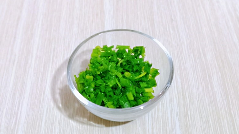 蒜香全麦吐司条,<a style='color:red;display:inline-block;' href='/shicai/ 157'>小葱</a>去皮,洗干净,切葱花。(只用葱叶)